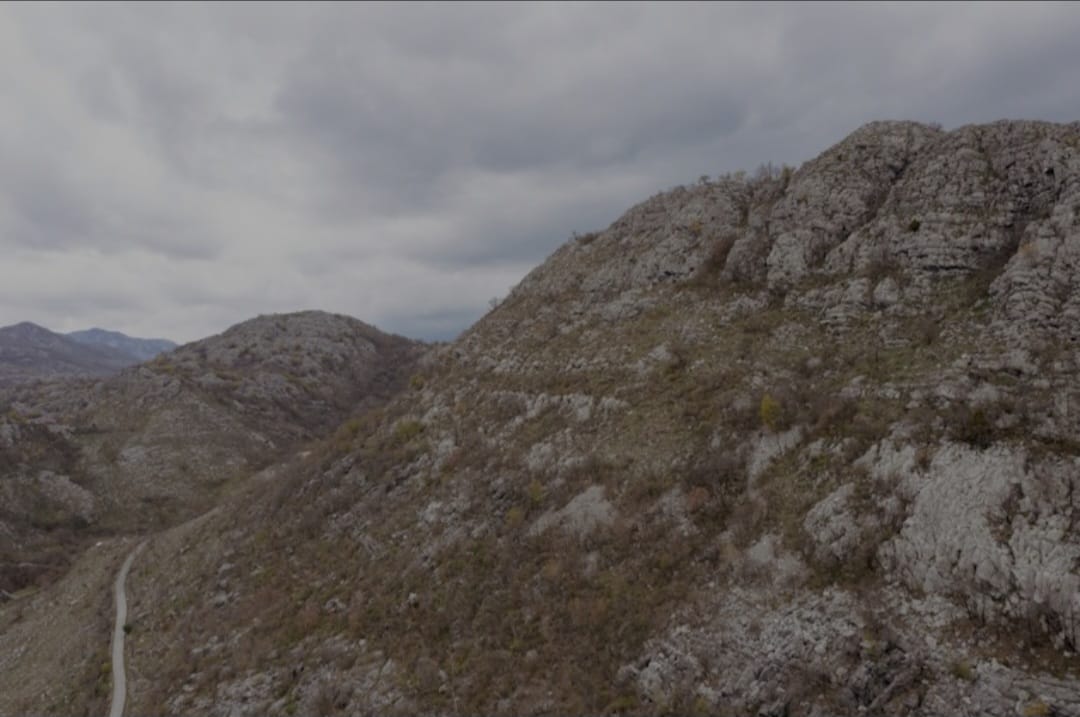 Prodaje se plac za investiciju u selo Kosijeri , Cetinje 